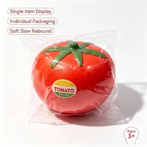 Detalle de un juguete de tomate squishy de rebote lento realista en un envase plástico transparente