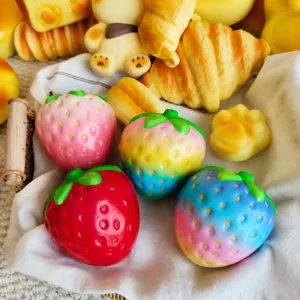 Gedetailleerde macro-weergave van de zachte textuur van kleurrijke PU squishy aardbeien