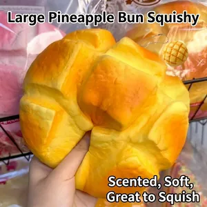 Gros plan détaillé d'un jouet squishy géant pain à l'ananas montrant sa texture à rebond lent