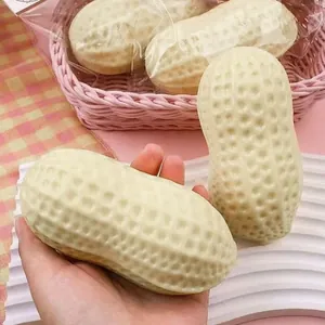 Détail d'un jouet anti-stress en forme de cacahuète en mousse PU tenu dans la main