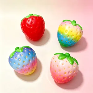 Detailopname van vier kleurrijke traag terugverende PU-schuim aardbei squishy toys