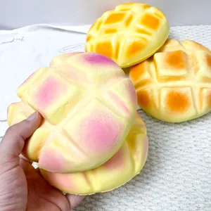 Détail de gros jouet squishy en forme de pain à l'ananas à montée lente et douce