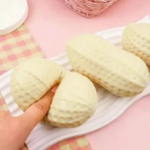 Gros plan sur la texture souple à rebond lent d'un jouet à presser en forme de cacahuète