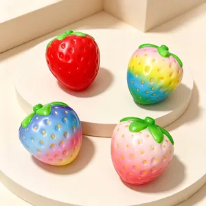 Gedetailleerde close-up van kleurrijke aardbei squishy stressverlichtend speelgoed
