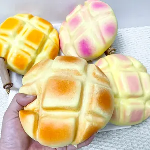 Gros plan sur un grand jouet squishy pain à l'ananas souple à rebond lent, texture réaliste
