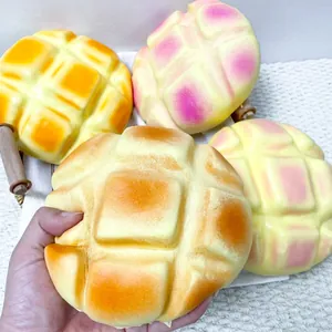 Jouet squishy pain à l'ananas géant à rebond lent pour soulager le stress au quotidien.