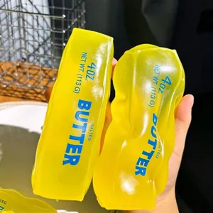Detailopname van een realistisch boterstick-speeltje voor stressverlichting nu