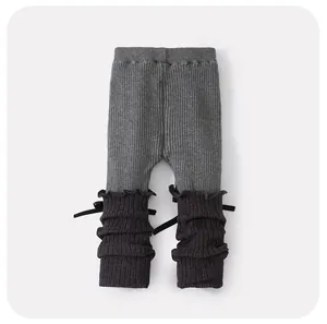 Leggings en maille côtelée grise pour tout-petit avec volants et nœuds décoratifs noirs