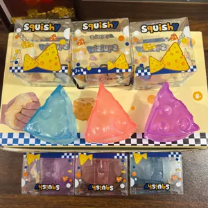 Macrodetail van kleurrijk kaasvormig squishy stressspeelgoed in de originele verpakking