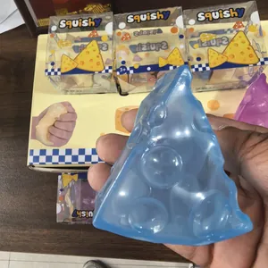 Doorschijnende blauwe kaas squishy speelgoed voor stress en langzame rebound.