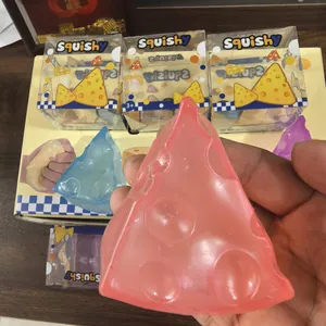 Macroweergave van roze doorschijnend kaasvormig squishy speelgoed voor stress