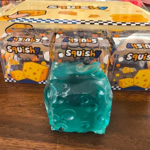 Detailopname van een turquoise halftransparante kaasvormige squishy voor stressverlichting.