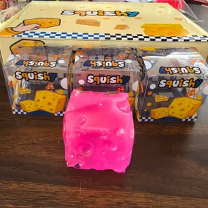Roze kaasvormig squishy speelgoed met langzame terugvering en stressverlichting in doos