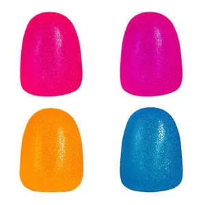 Lot de quatre jouets anti-stress texturés aux couleurs vives rose, orange et bleu.