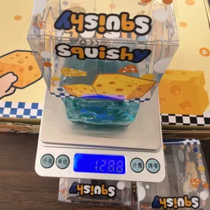 Gedetailleerd overzicht van het kaas squishy speelgoed op een weegschaal van 128,8g