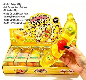 Detailoverzicht van jumbo squishy banaan met kleurrijk fruit interieur