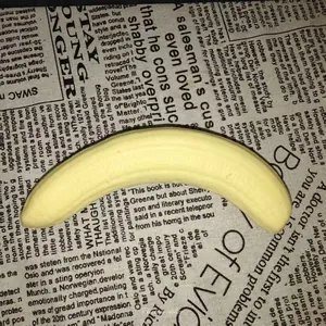 Realistisches gelbes Bananen-Squishy-Spielzeug aus weichem PU-Schaum zum Stressabbau.