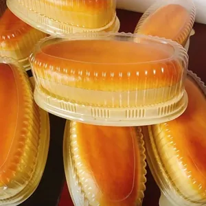 Vista detallada de varios juguetes squishy con forma de tarta de queso en cajas.
