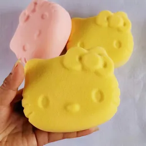 Primer plano de juguetes blandos Hello Kitty amarillos y rosas de espuma de rebote lento