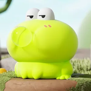 Vue détaillée macro d'un mignon jouet anti-stress grenouille vert citron avec bulle