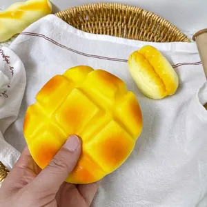 Vue détaillée de la texture réaliste d'un jouet antistress squishy mangue à rebond lent.
