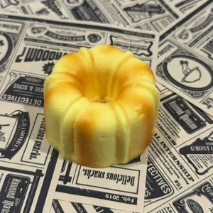 Gros plan détaillé montrant la texture douce et le fini réaliste du jouet squishy gâteau