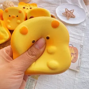 Primer plano de un juguete blando con forma de pan de dibujos animados amarillo
