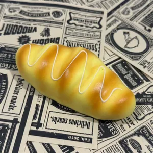 Vue détaillée d'un jouet squishy à rebond lent conçu en forme de petit pain réaliste