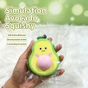 Vista detallada de un simpático juguete squishy de aguacate en suave PU flexible