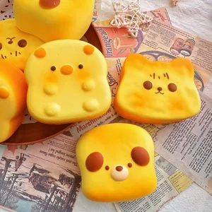 Primer plano de juguetes squishy de pan de dibujos animados con textura de rebote lento