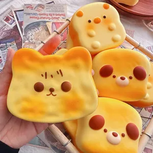 Primer plano de un lindo juguete squishy de pan con forma de oso y rebote lento.