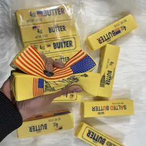 Primer plano de un juguete blando de barra de mantequilla hecho de material PU suave