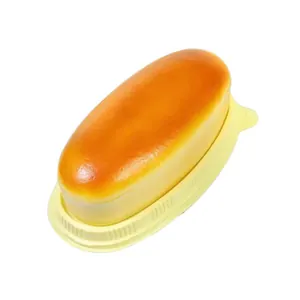 Primer plano de un juguete squishy de rebote lento con forma de pan horneado realista