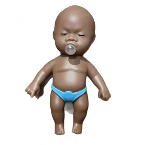 Realistische Miniatur-Puppe mit dunkler Hautfarbe, blauem Slip und Seifenblasenzubehör