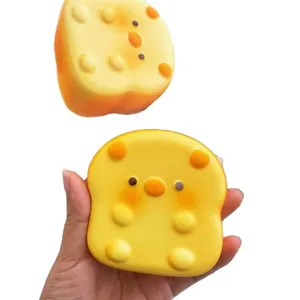 Lindo juguete squishy de tostada amarilla para aliviar el estrés con efecto de rebote