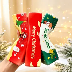 Gros plan de jouets squishy de Noël festifs rouge et vert avec une texture à rebond lent