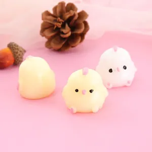 Vista detallada de tres lindos juguetes squishy con forma de pollito en amarillo y blanco.