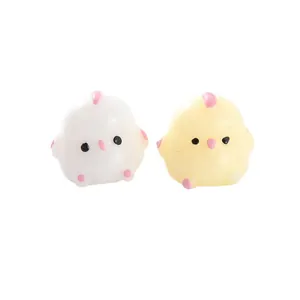 Vista detallada de dos adorables juguetes antiestrés Bobo Chick en blanco y amarillo