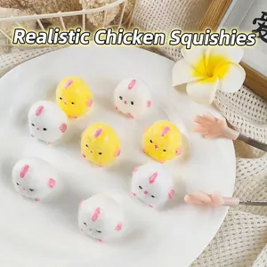 Detalle de mini pollitos squishy amarillos y blancos presentados en un plato blanco redondo