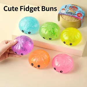 Zes kleurrijke glitter squishy broodje fidget speeltjes met een stoommand speeltje.