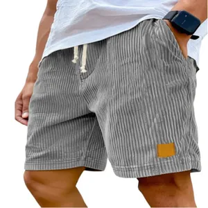Detail van de grijze vintage corduroy herenshort met trekkoord en een leren patch