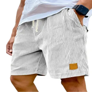Gedetailleerde weergave van witte corduroy stoftextuur op casual herenshorts