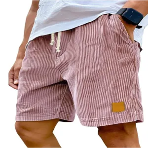 Detailopname van roze corduroy herenshorts met trekkoord en zachte textuur