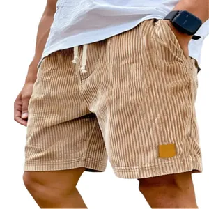 Detail van vintage corduroy textuur en trekkoord op casual korte broek voor heren