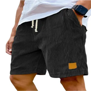 Detailweergave van de zwarte corduroy casual short voor heren met trekkoord en textuur