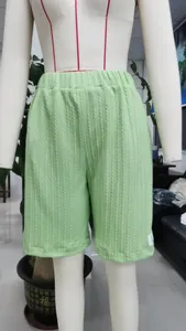 Detaillierte Ansicht hellgrüner Herren-Shorts mit einer einzigartigen Zopfmuster-Textur.