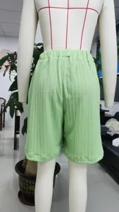 Detailansicht der hellgrünen Herrenshorts mit einzigartiger Zopfstrick-Struktur.