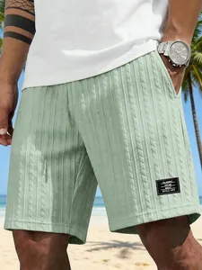 Nahaufnahme einer hellgrünen Herren-Strandshorts mit einzigartiger Zopfmuster-Textur