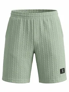 Detailansicht der lässigen Herren-Strickshorts in Salbeigrün mit Zopfmuster