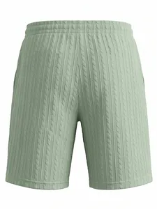 Detailansicht der Herren-Freizeitshorts mit einzigartiger Zopfstrick-Struktur in Grün.